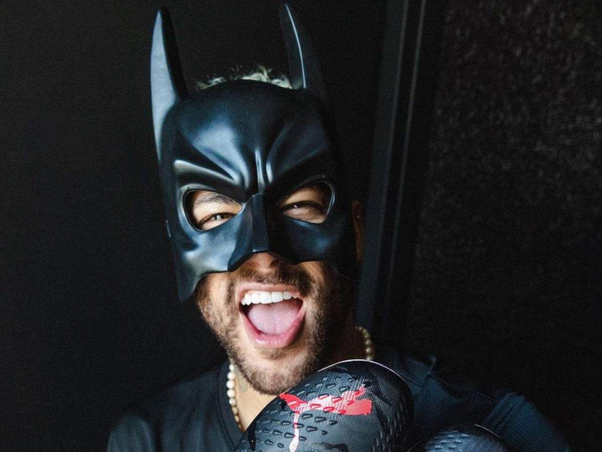 Neymar compra excéntrico Batimóvil ilegal: Por esta razón no lo puede usar