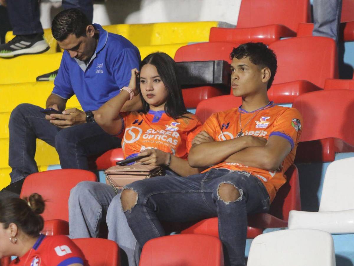 ¡Ambientazo! Fiesta de la Ultra Fiel y las chicas sensación en el Chelato Uclés