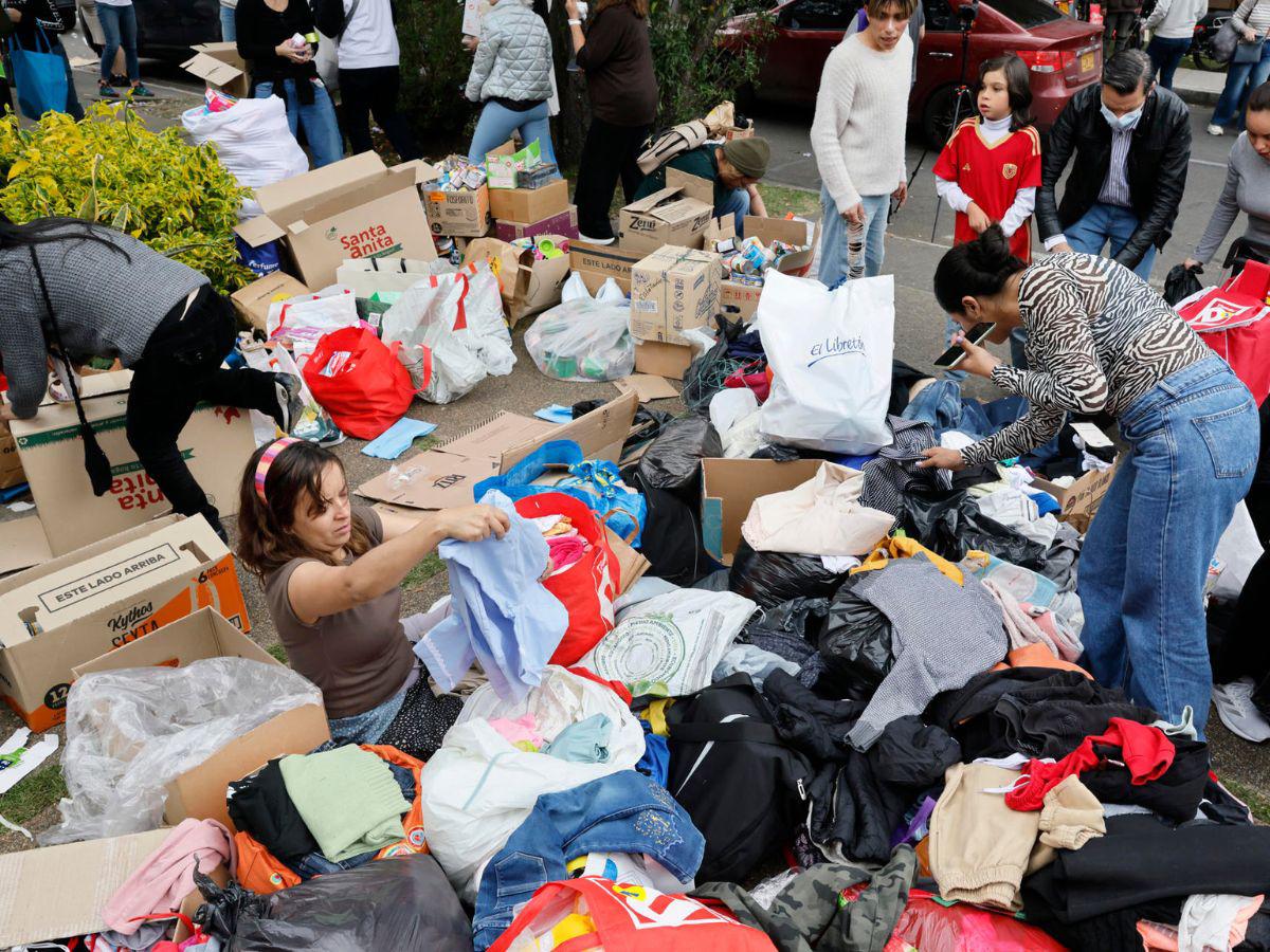 Cientos de voluntarios reúnen ayuda en Bogotá para enviar a Venezuela tras terremotos