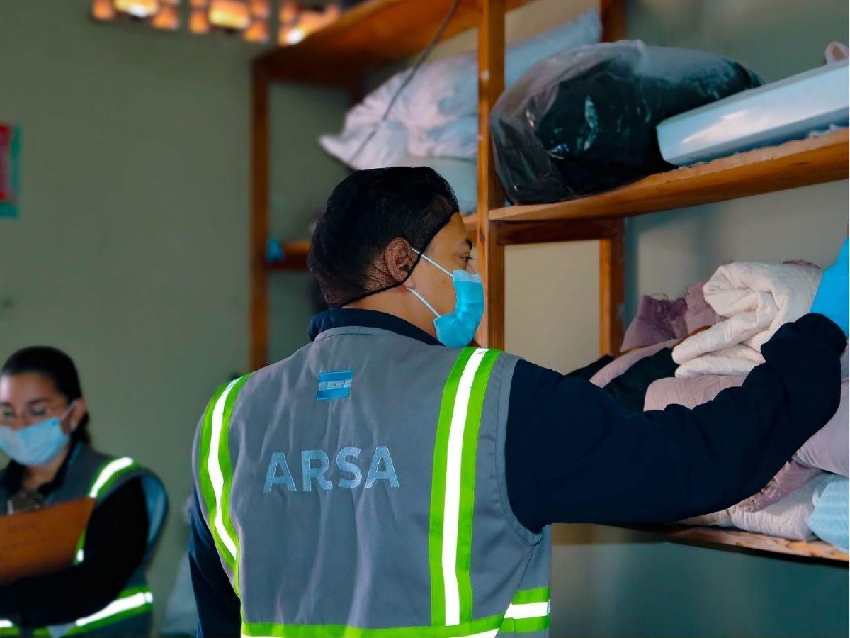 ¿Qué irregularidades detectó Arsa en negocios de alimentos y farmacias?