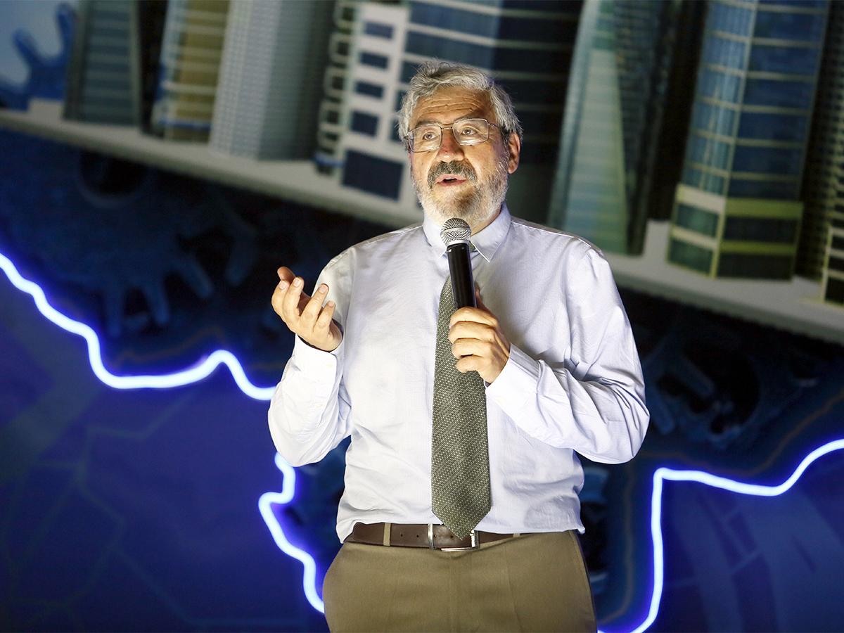 El ingeniero Marcelo Alfaro, gerente general del Instituto Boliviano del Cemento y el Hormigón, impartiendo su conferencia magistral.