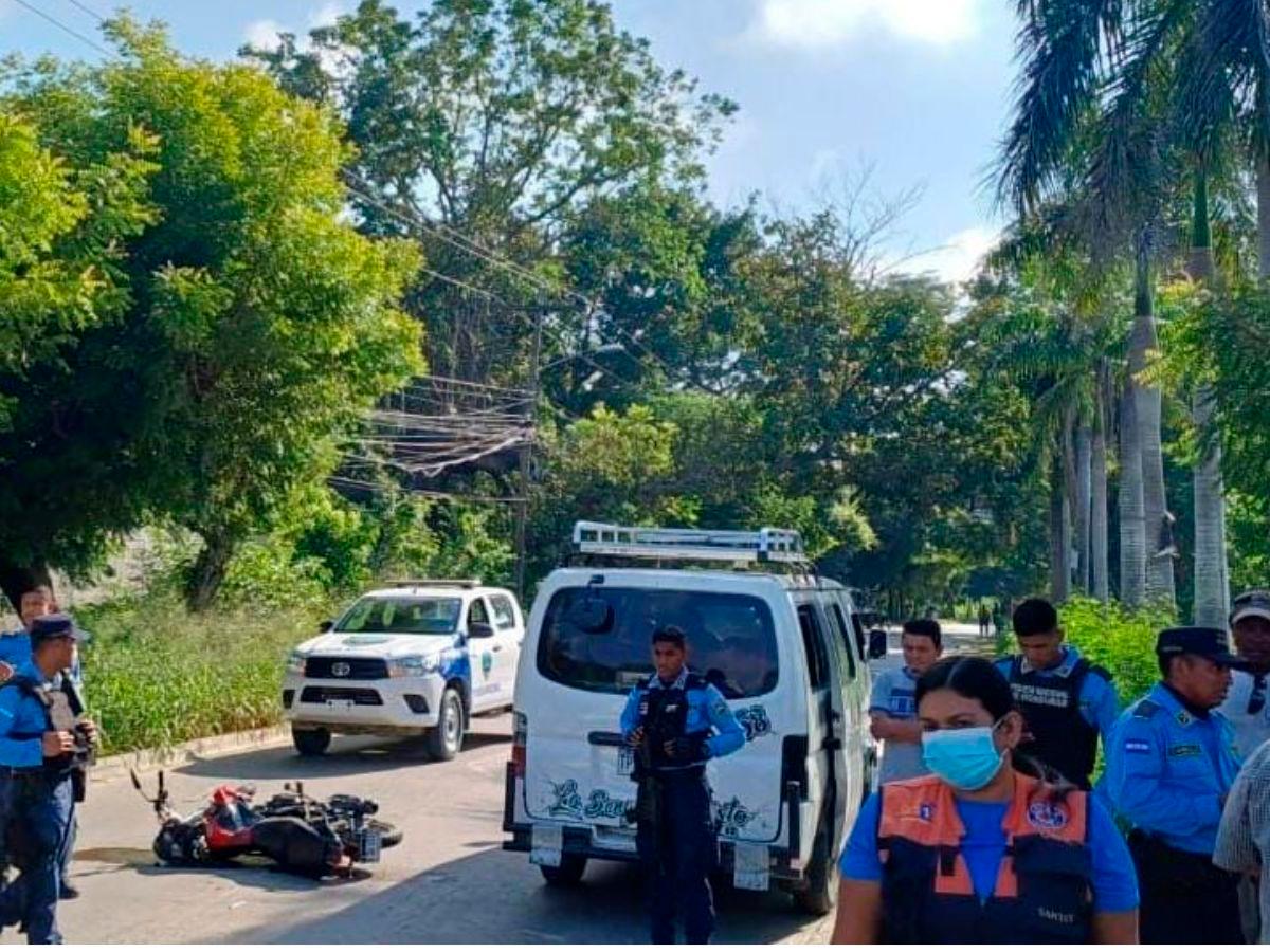 Conductor de motocicleta muere atropellado por un microbús en la Rivera Hernández
