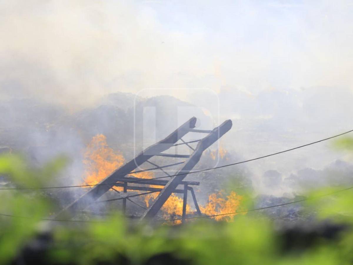 Fotos: Voraz incendio consume bodega en San Pedro Sula