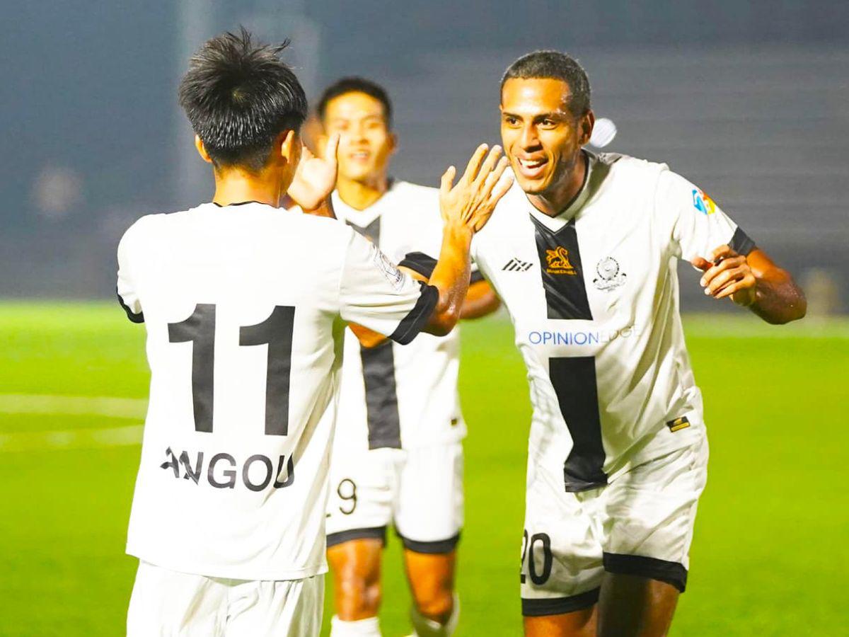 Eddie Hernández reaparece y se estrena como goleador en exótica liga