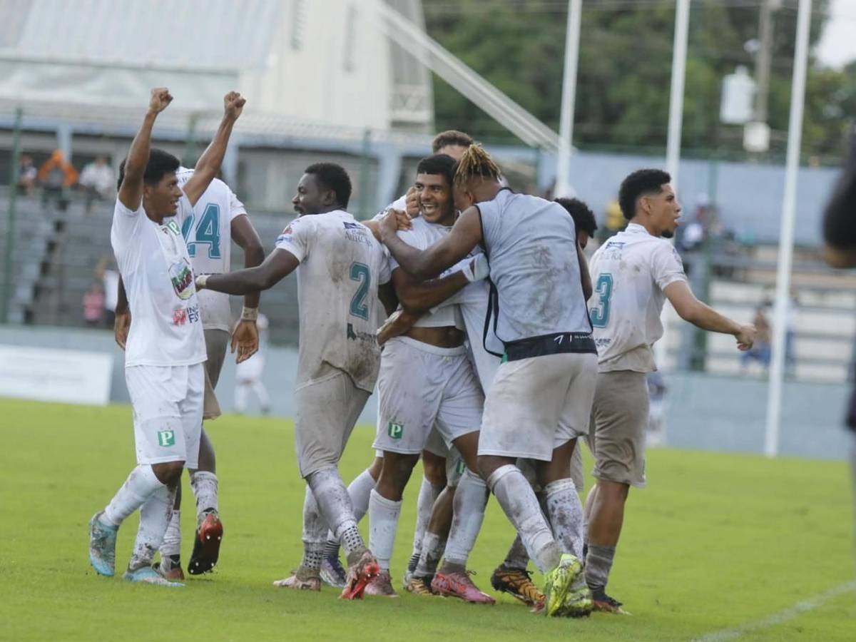 Polémico error arbitral, brutal enfado de Olancho y la fan sexy del Platense