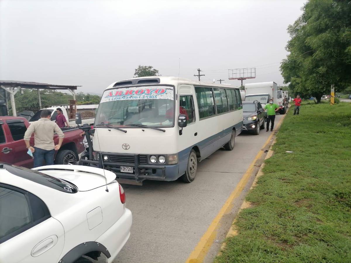 Pobladores de La Lima se toman la CA-13 exigiendo reparación de bordos