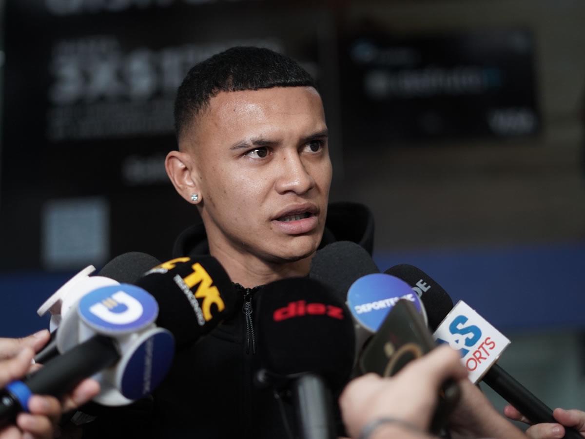 Kervin Arriaga habló con los medios de comunicación a su llegada a San Pedro Sula.