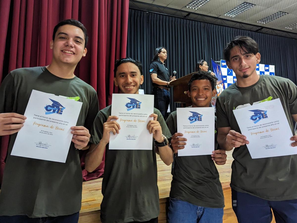 Becan a 94 jóvenes estudiantes de El Progreso, Yoro