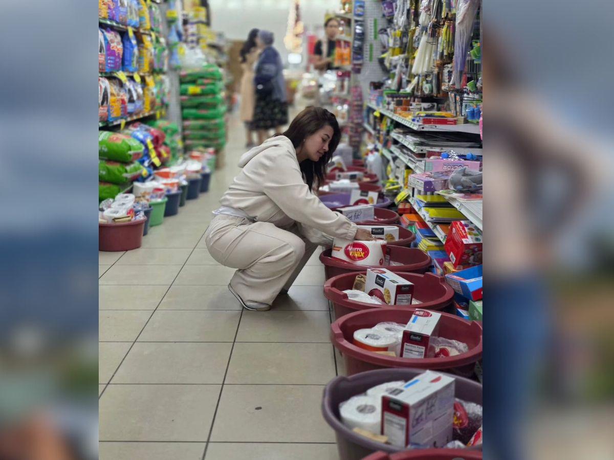 Milagro Flores dona canastas navideñas a familias de escasos recursos