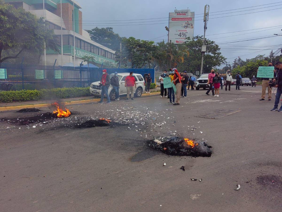 Protesta realizada hoy lunes por empleados de Banhprovi, en Tegucigalpa.