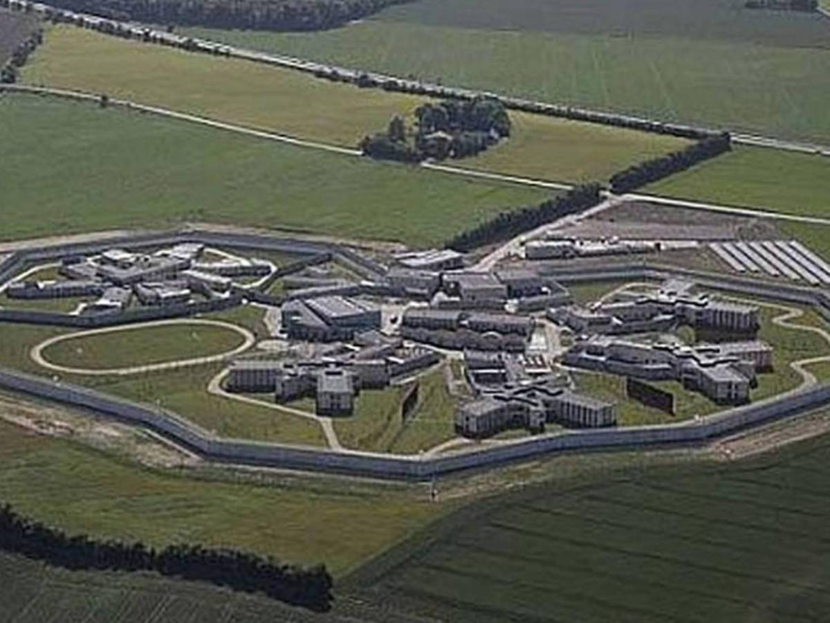 Futbolista mexicano es condenado a la cárcel en Europa: Así es la temible celda