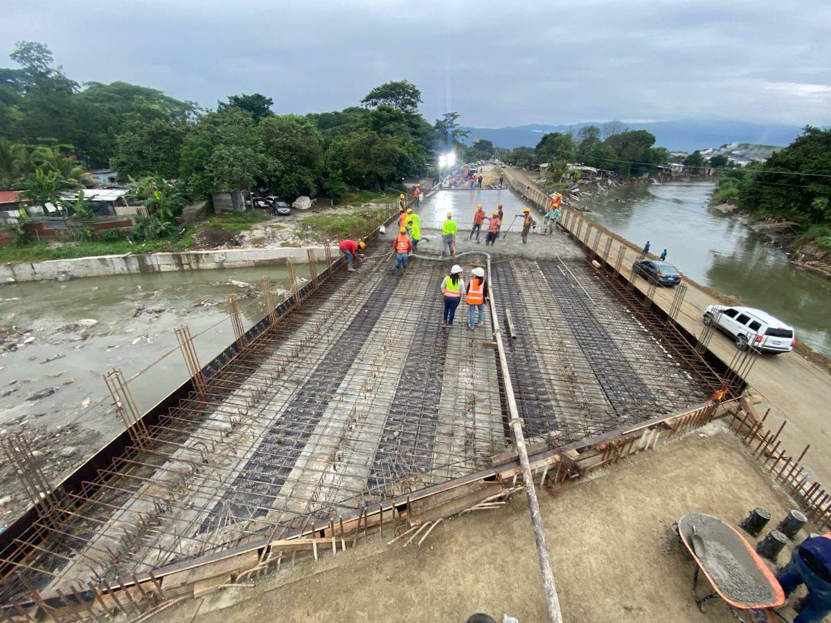 Funden losa del puente que conduce a Jucutuma