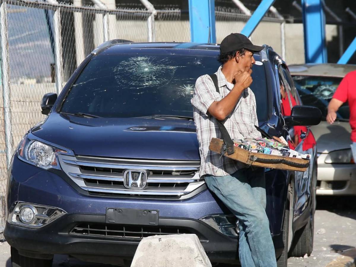 Said Martínez, víctima de los disturbios entre las barras de Motagua y Olimpia