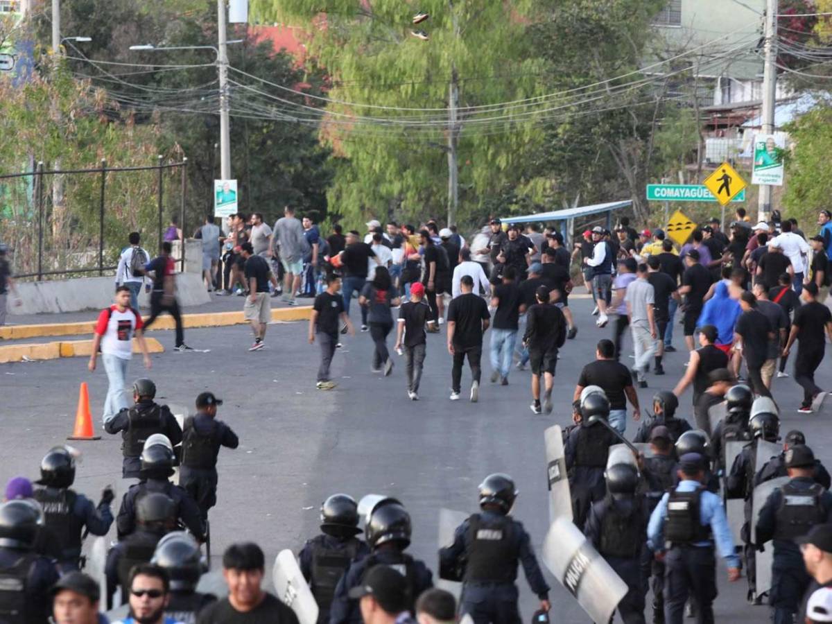 Disturbios: barras de Motagua y Olimpia se enfrentan afuera del Nacional