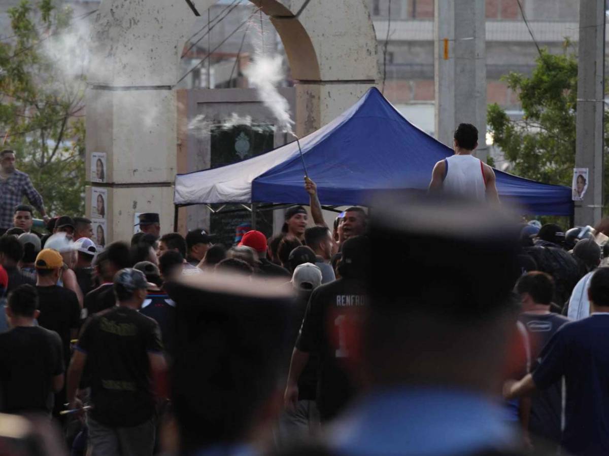 Disturbios: barras de Motagua y Olimpia se enfrentan afuera del Nacional