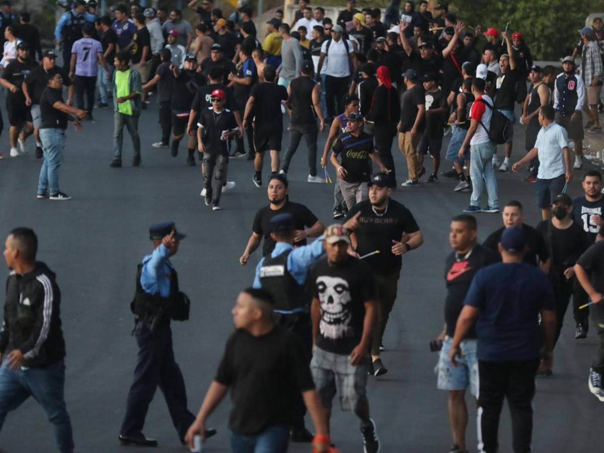 Disturbios: barras de Motagua y Olimpia se enfrentan afuera del Nacional