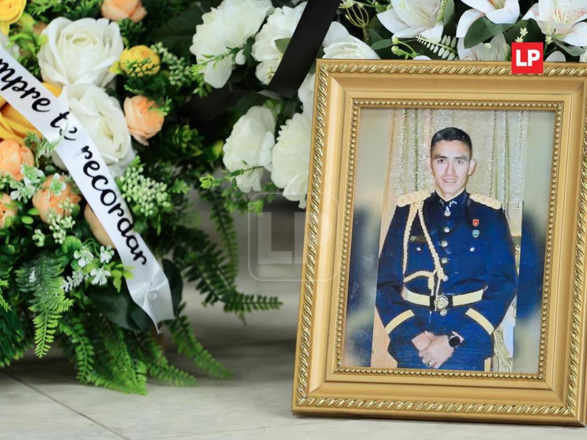 Hijo del inspector Kevin Pérez le da un conmovedor beso de despedida