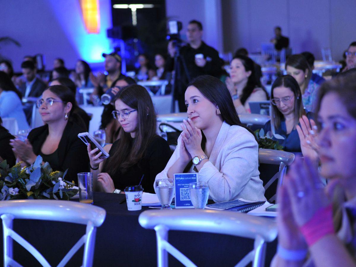 La interacción entre los conferencistas y el público se vio potenciada gracias al apoyo de material audiovisual de alta calidad.