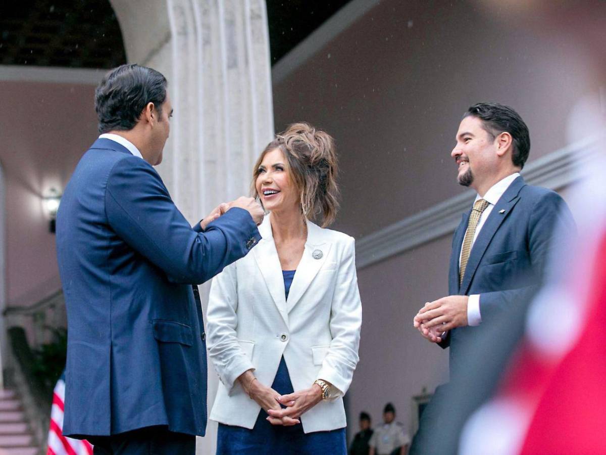 El obsequio de Xiomara Castro a Kristi Noem, secretaria de seguridad Nacional de  EUA