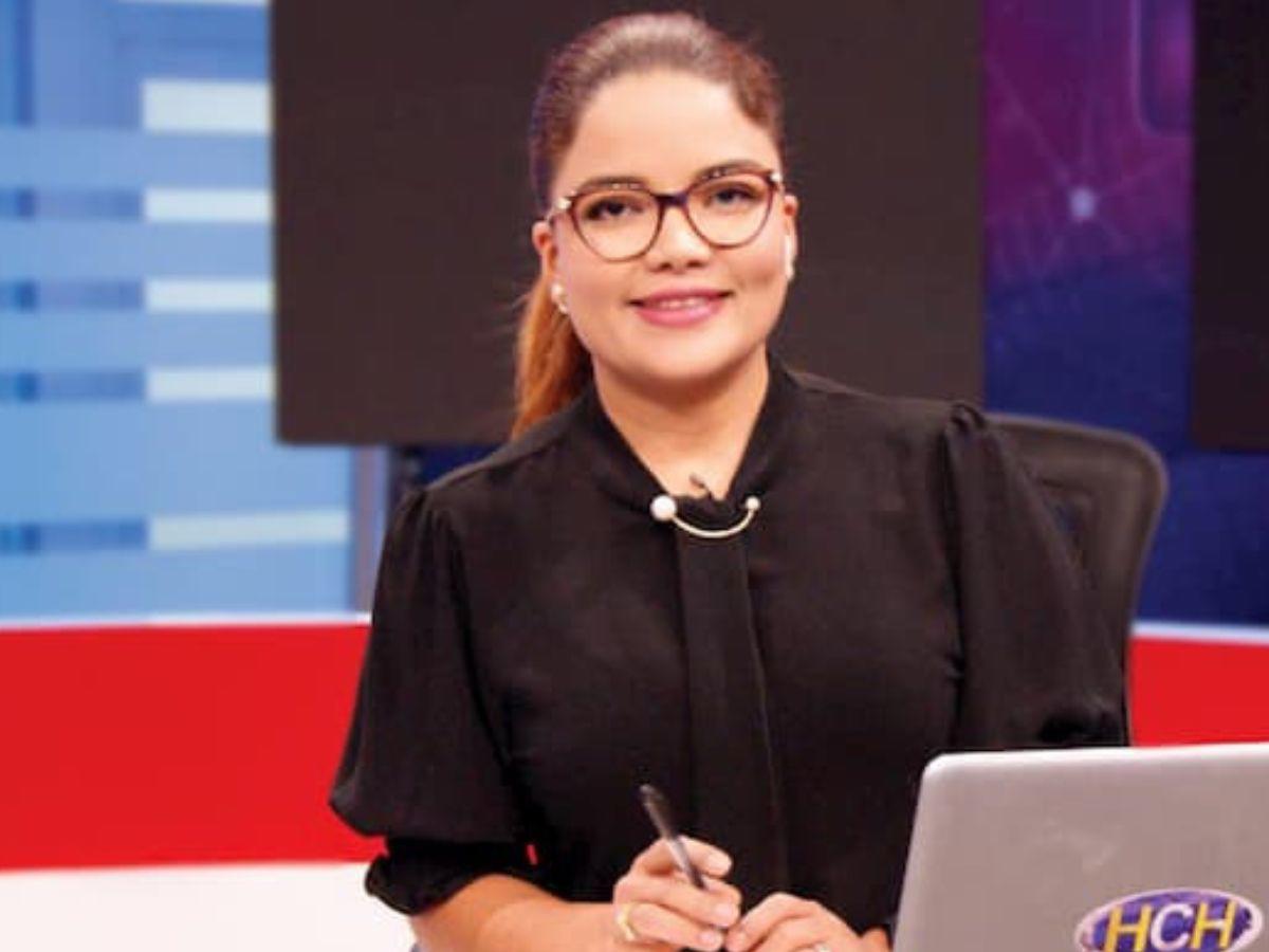 Ariela Cáceres se gradúa y lleva su título a la tumba de su padre