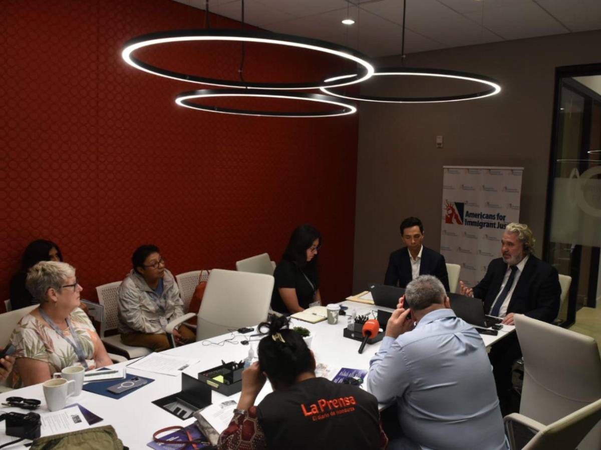 Periodistas estrechan lazos en cobertura de programa de inmigración