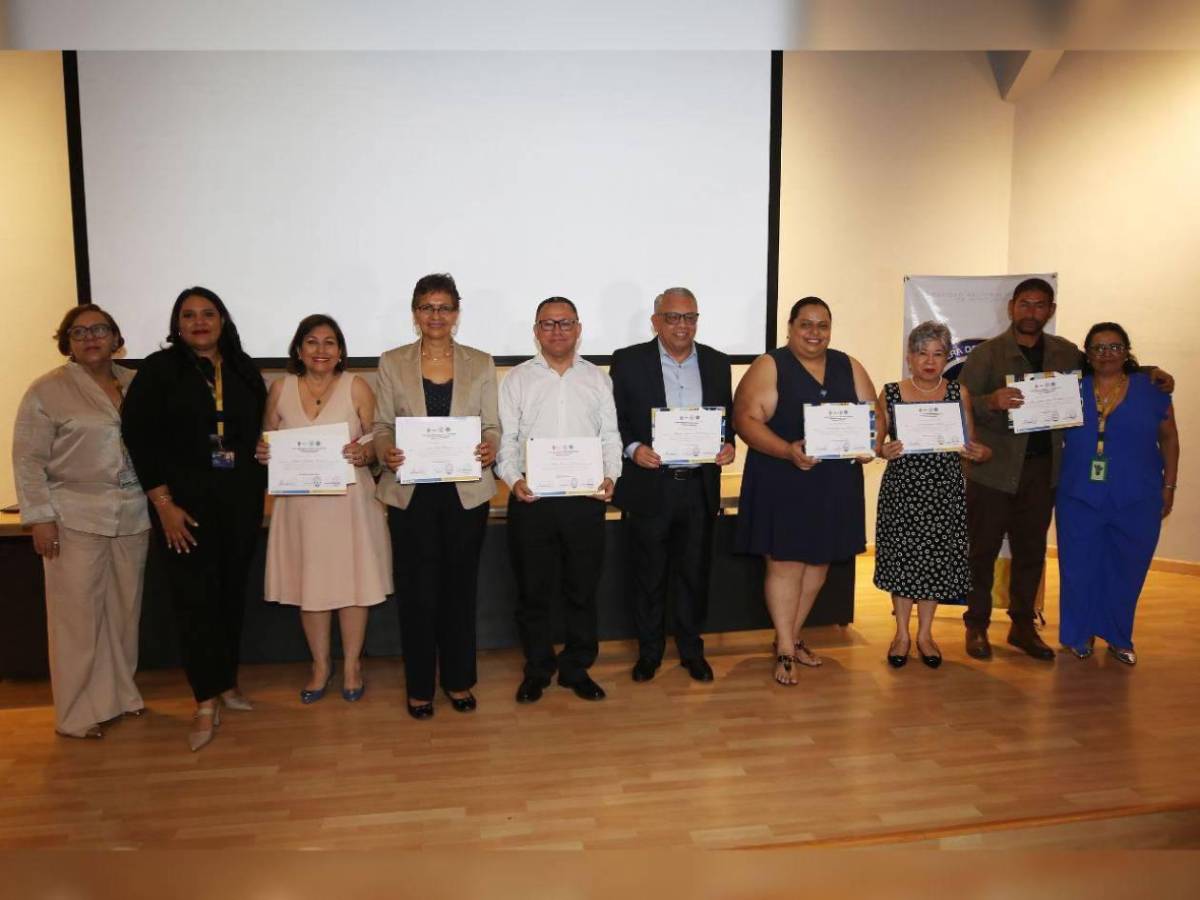 La Unah brinda especial reconocimiento a 10 egresados de la carrera de Periodismo