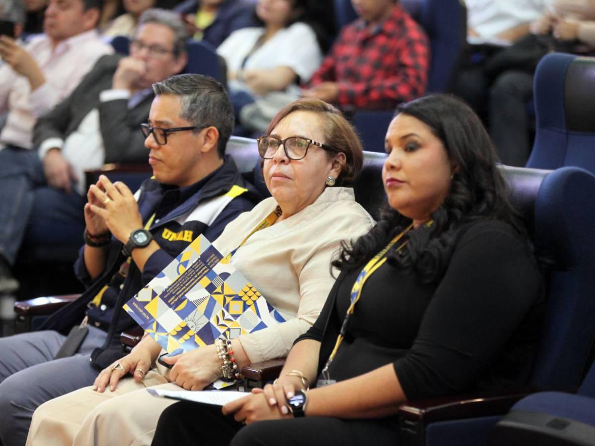 La Unah brinda especial reconocimiento a 10 egresados de la carrera de Periodismo