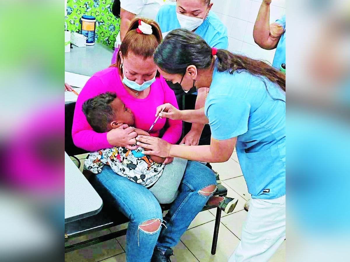 Vacunarán contra el covid a 49,527 niños de 6 meses a 4 años