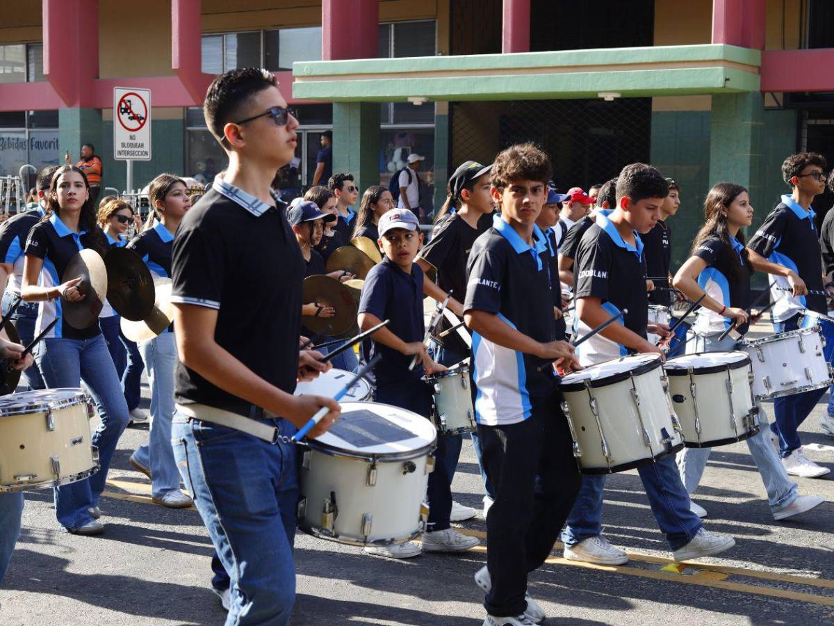 Estudiante desfiló con su bebé en brazos: así fue la jornada por el día de la Alfabetización