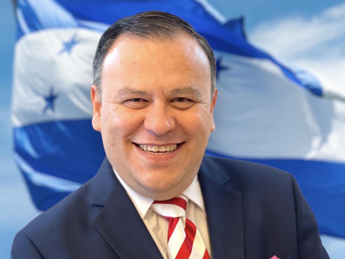 Darío Banegas desiste de su precandidatura presidencial