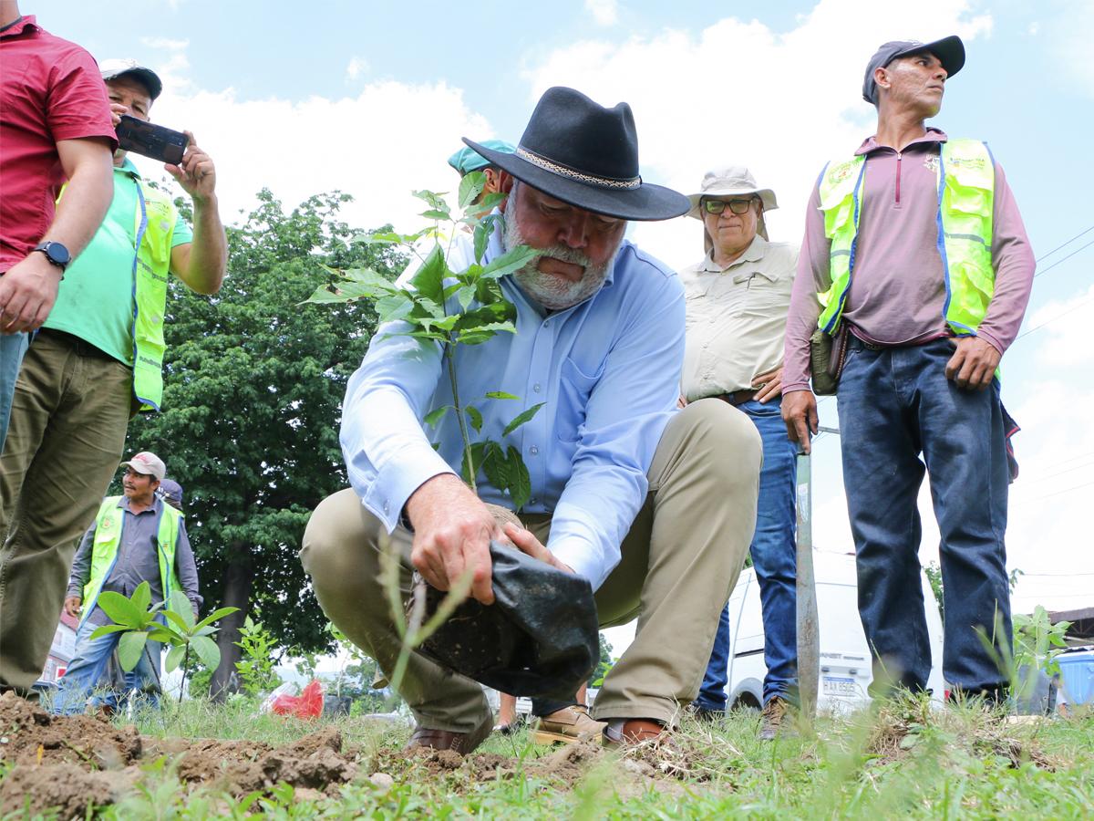 A través de su gestión el alcalde Roberto Contreras se ha comprometido en realizar acciones en favor del medio ambiente.