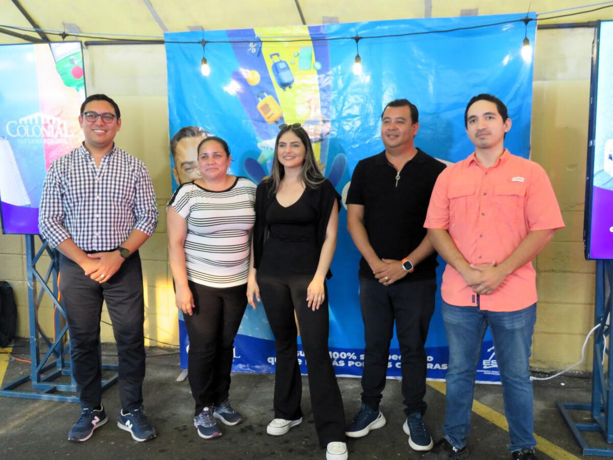 Ejecutivos del supermercado junto algunos representantes de marcas de licores que comercializa Supermercados Colonial.