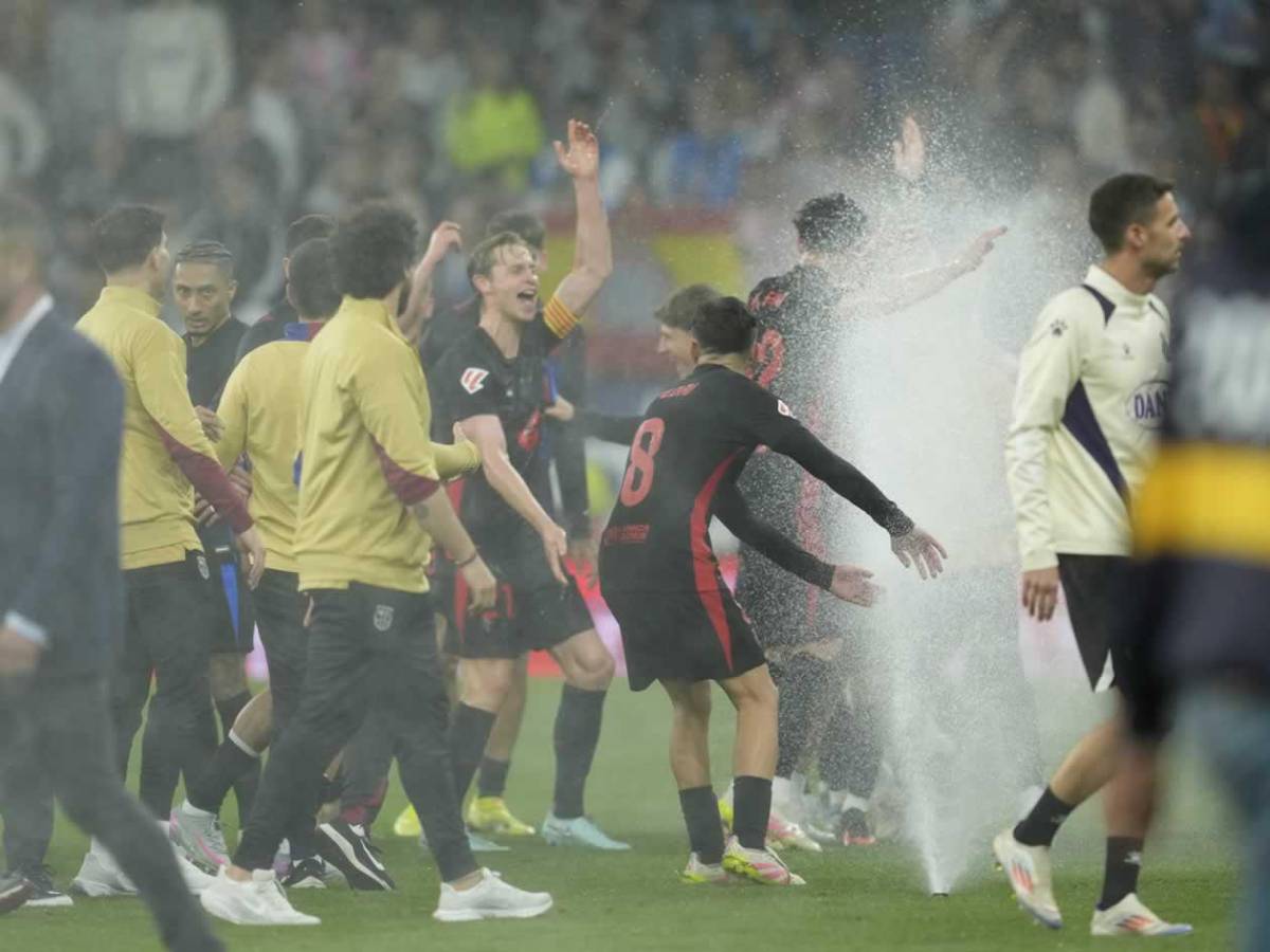 Barcelona campeón festeja, Espanyol encendió aspersores, bronca y la orden de Flick