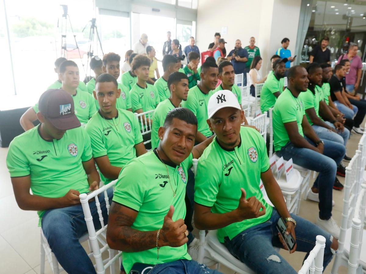 Jugadores del Club Deportivo Marathon presentes en el lanzamiento.