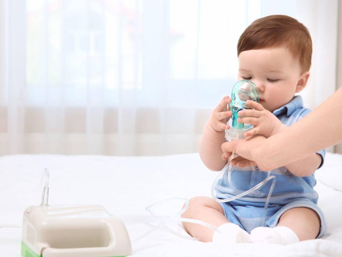 Así destroza la tos ferina el pecho de un bebé: tose hasta ponerse morado...