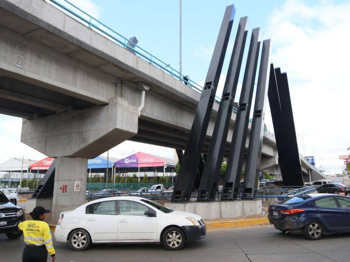 Así luce la estructura ornamental instalada en el puente Juan Pablo II