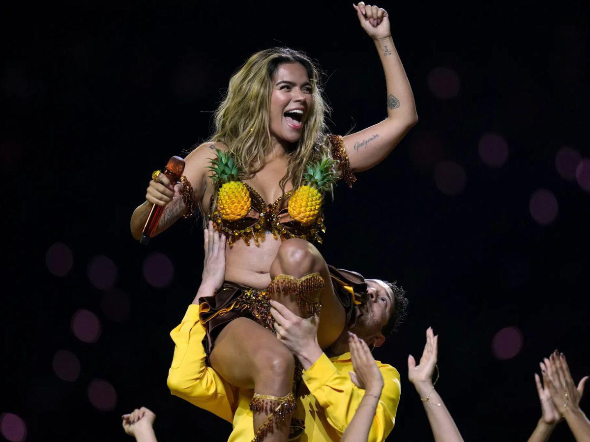 Karol G se emociona al ver bandera de Honduras en Coachella
