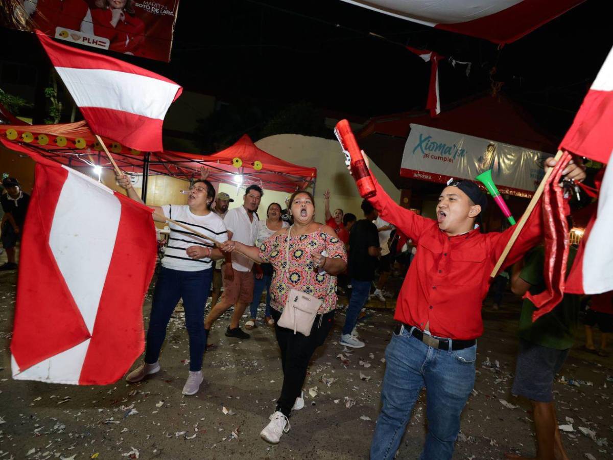Banderas y luces marcan festejo del Partido Liberal en San Pedro Sula
