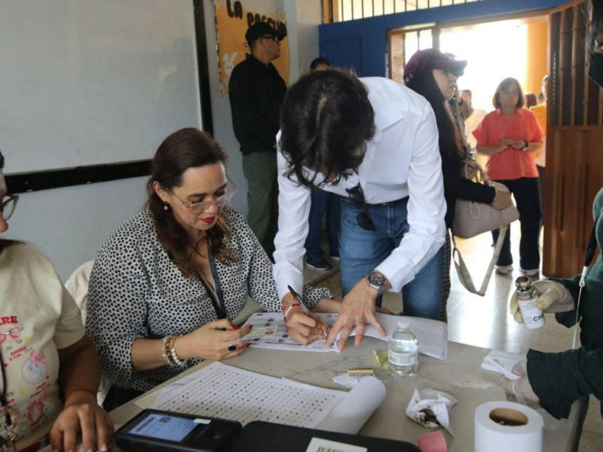 ¿Quién es el joven que acompañó a Héctor Zelaya a votar?