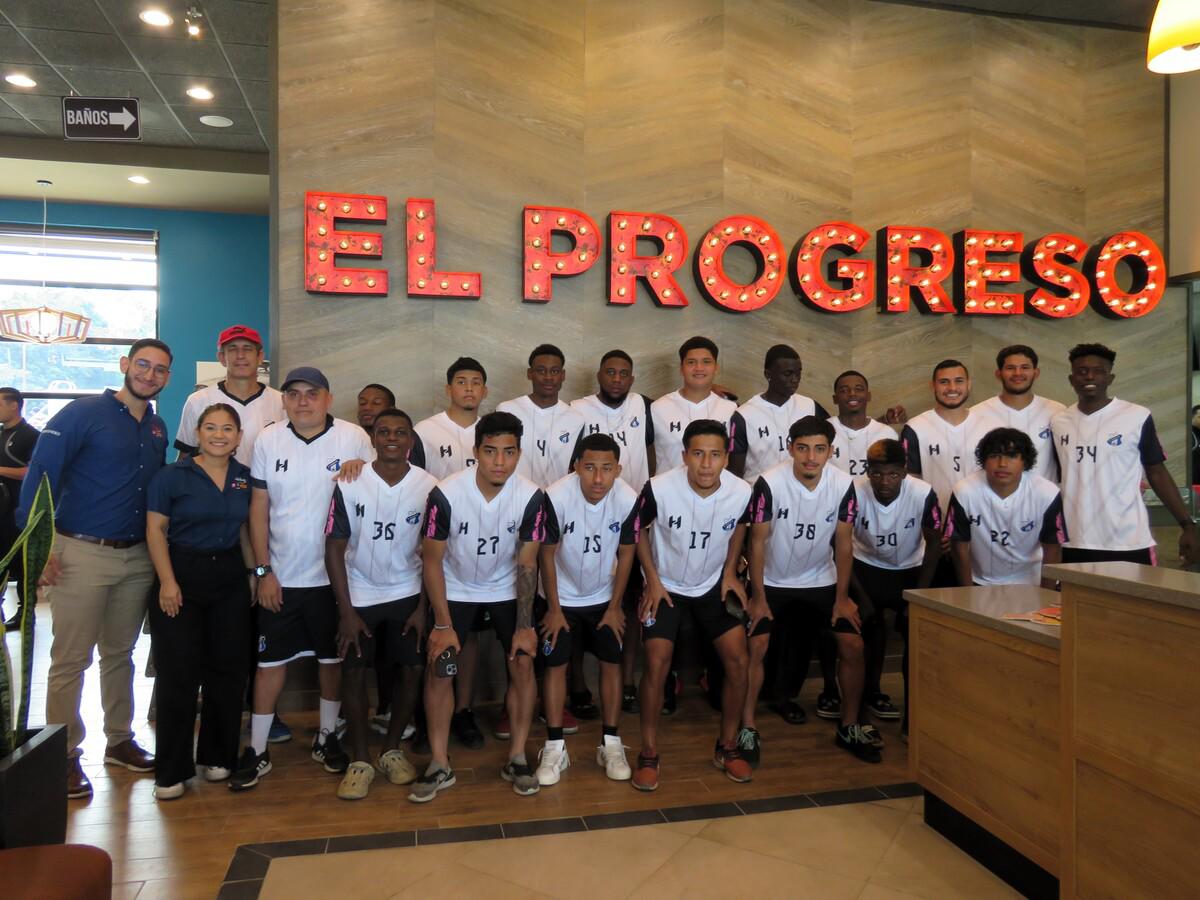 Los jugadores recorrieron las nuevas instalaciones y disfrutaron del sabor de los platillos que caracteriza a Denny´s.