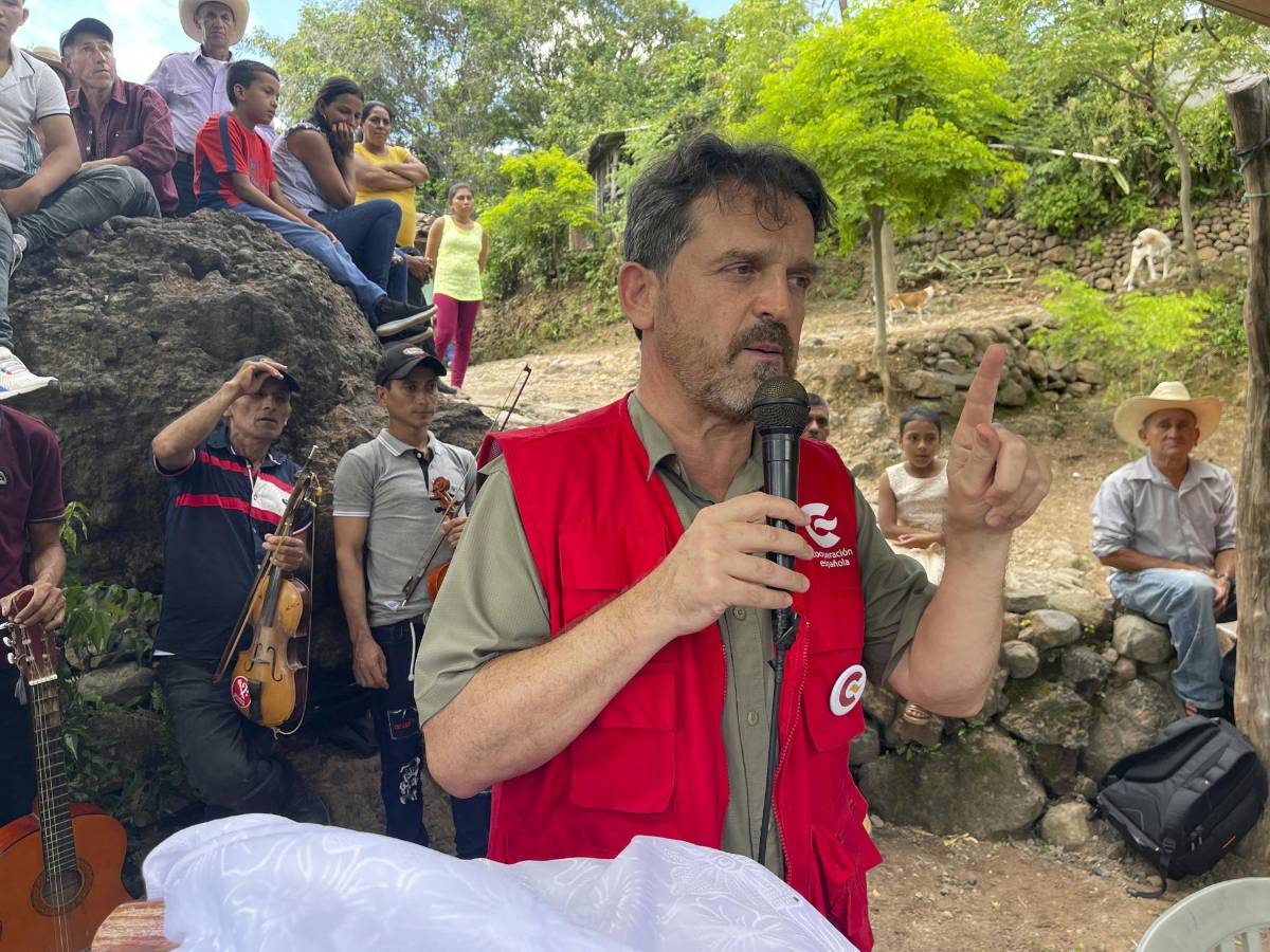 El director de la AECID en Tegucigalpa, Francisco Tomás, habla a los habitantes de la aldea El Santuario, el 19 de octubre de 2023, en El Santuario (Honduras).