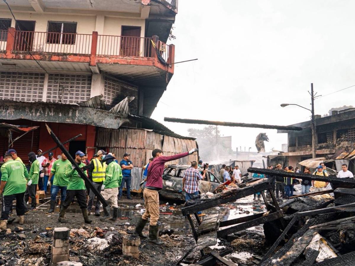 “Quedamos en cero, pero con vida”: testimonios de comerciantes que perdieron todo en incendio del mercado Medina