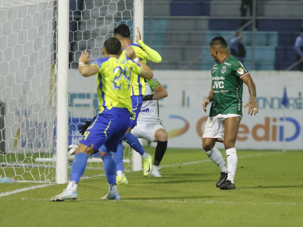 El tiro de esquina de Sacaza para el 1-1 del partido en el segundo tiempo.