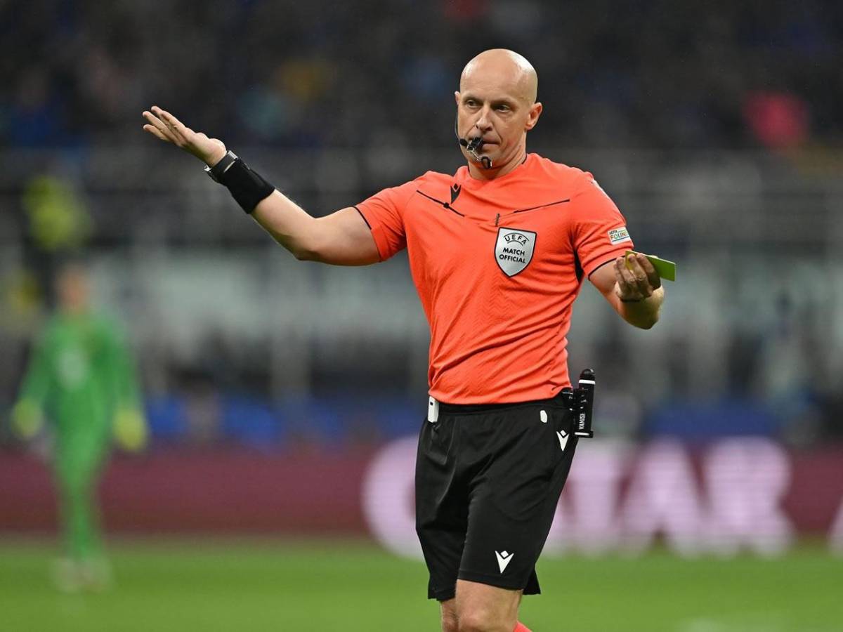 El árbitro Marciniak se burla de las quejas del Barcelona y le manda un aviso