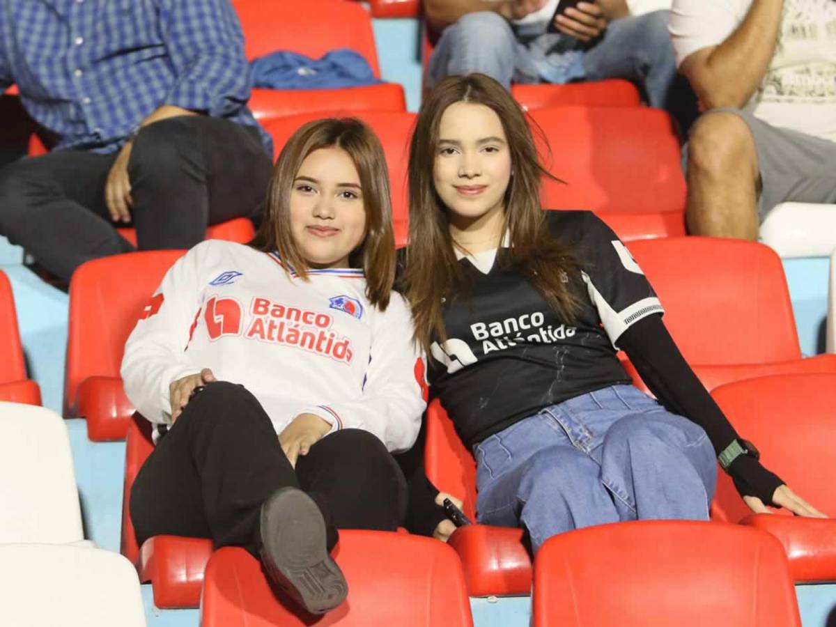 Chicas cautivan y show de la Ultra Fiel: ambientazo en el Olimpia vs Alajuelense en el Nacional