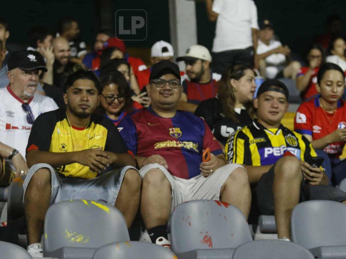 Aficionado disfrazado de jeque, bellas chicas y ambientazo en el Francisco Morazán