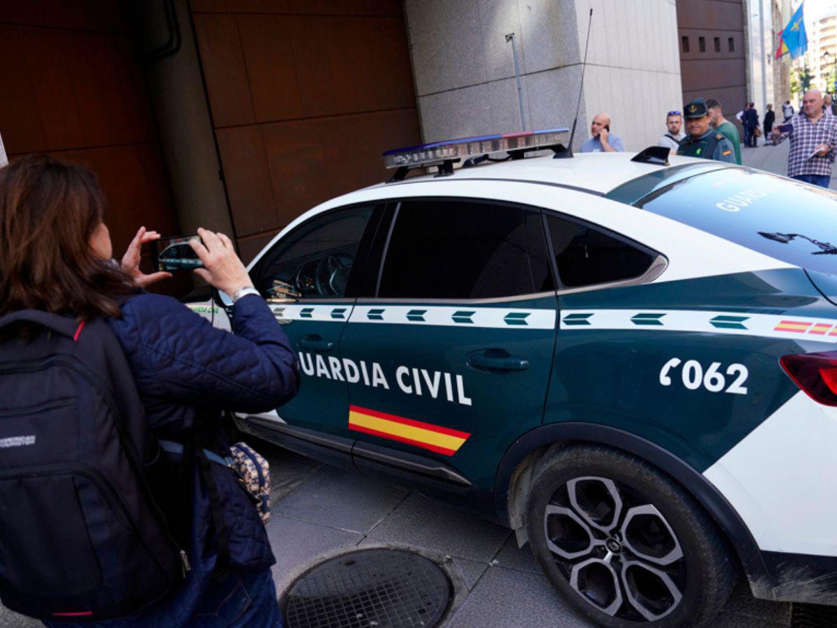 Padres mantuvieron a sus hijos encerrados durante cuatro años en casa llena de basura