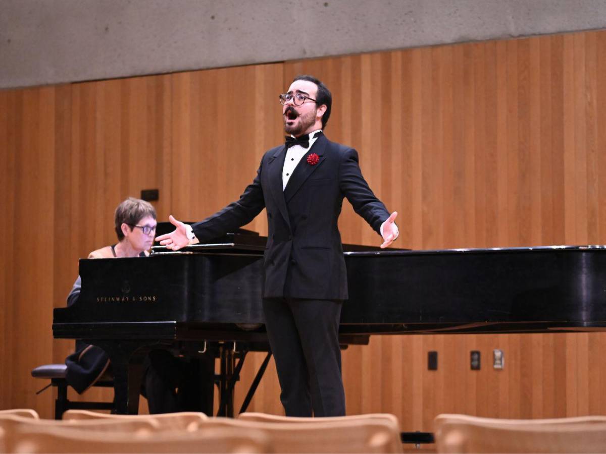 Moisés Duarte lleva la música latinoamericana a Ole Tiny Dorm de St. Olaf