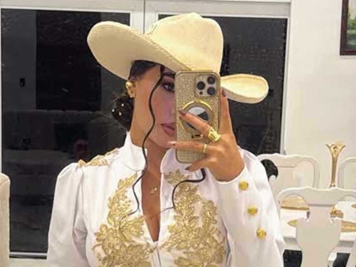 Influencer fue asesinada cuando se conducía en una Prado y esperaba cambio del semáforo