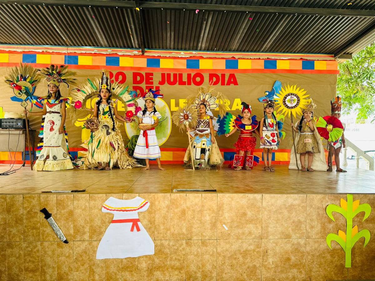 Niños hondureños honran al Cacique Lempira con espectaculares trajes típicos